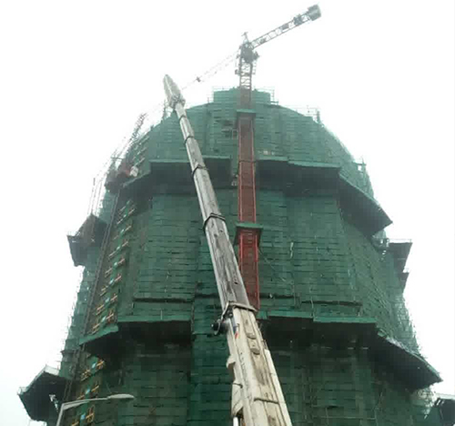 建阳吊车在工地上作业